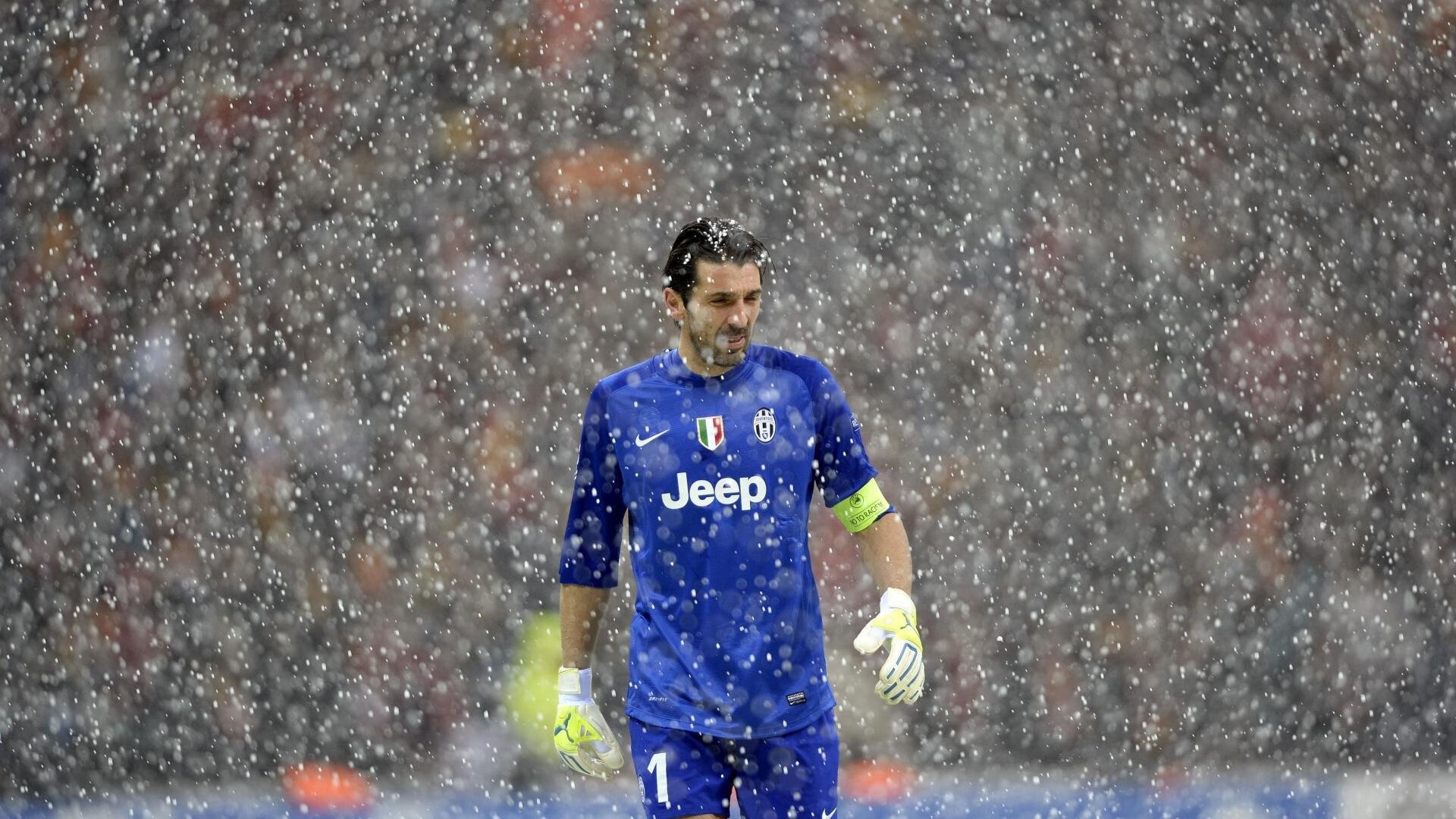 弗里克逼疯对手!巴萨训练强度曝光像军营,巴萨近年训练服